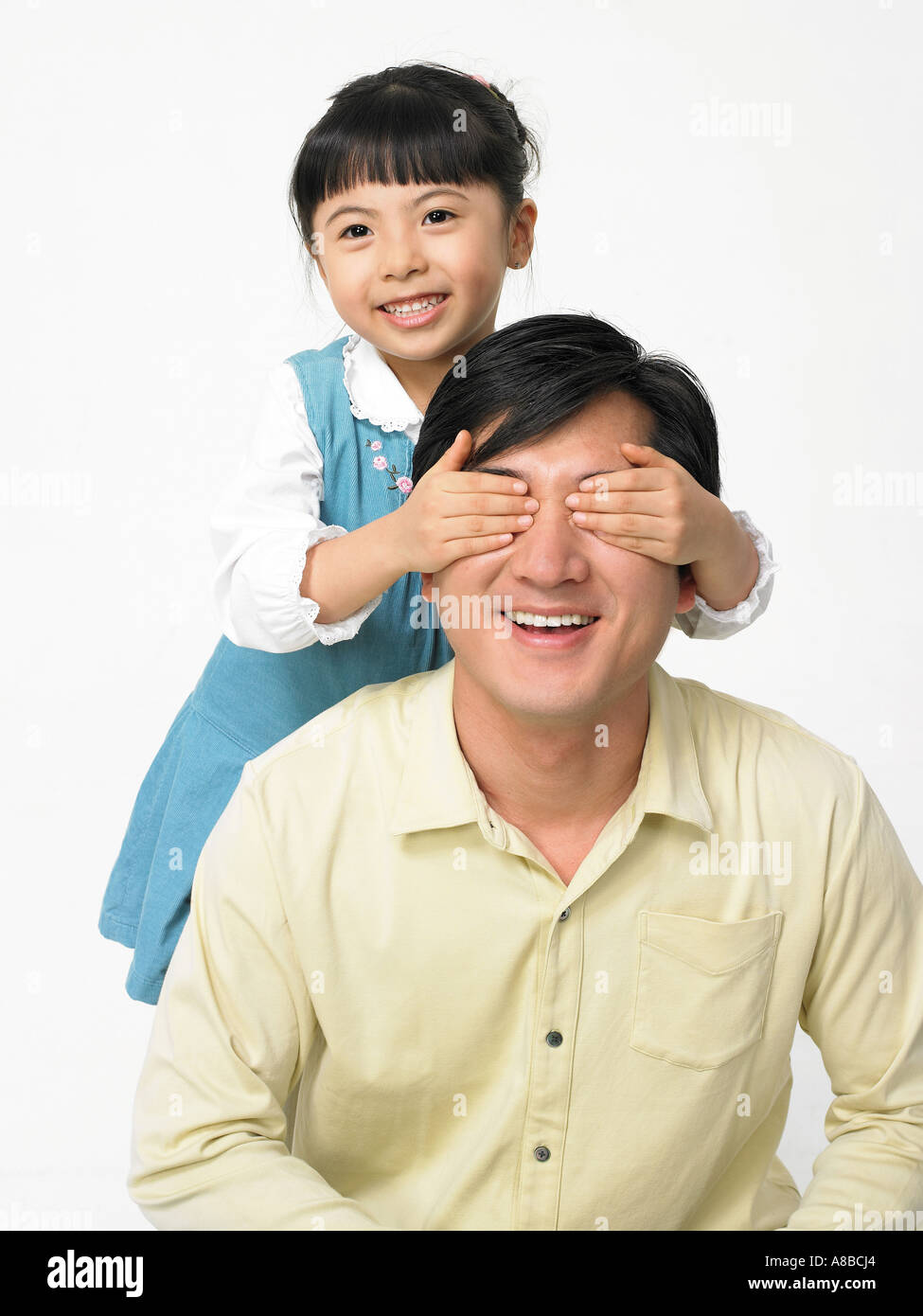 Tochter und Vater spielen Stockfoto