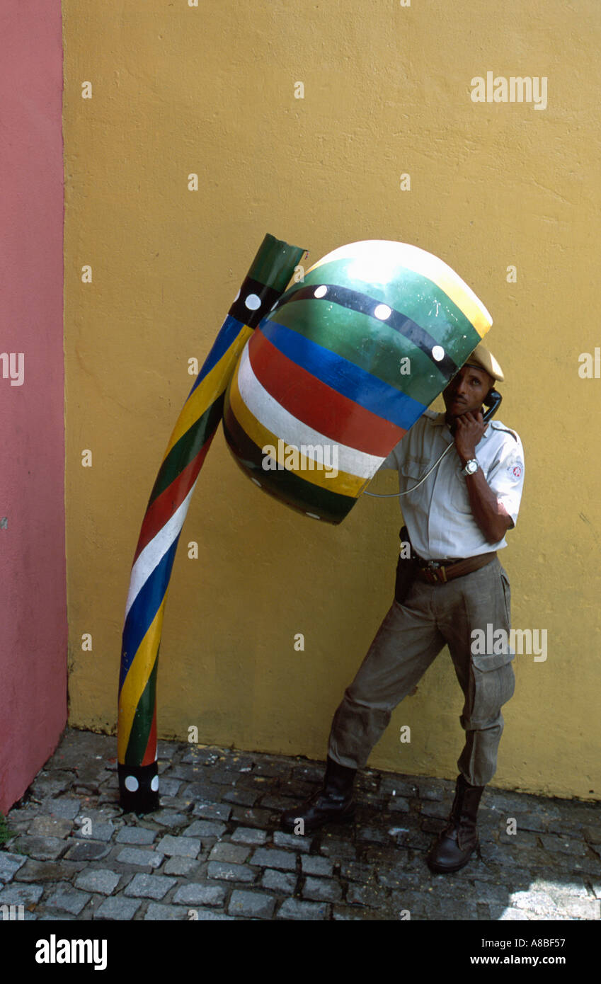 Militärpolizist bei öffentlichen Telefon Pelourinho Salvador De Bahia Brasilien Stockfoto