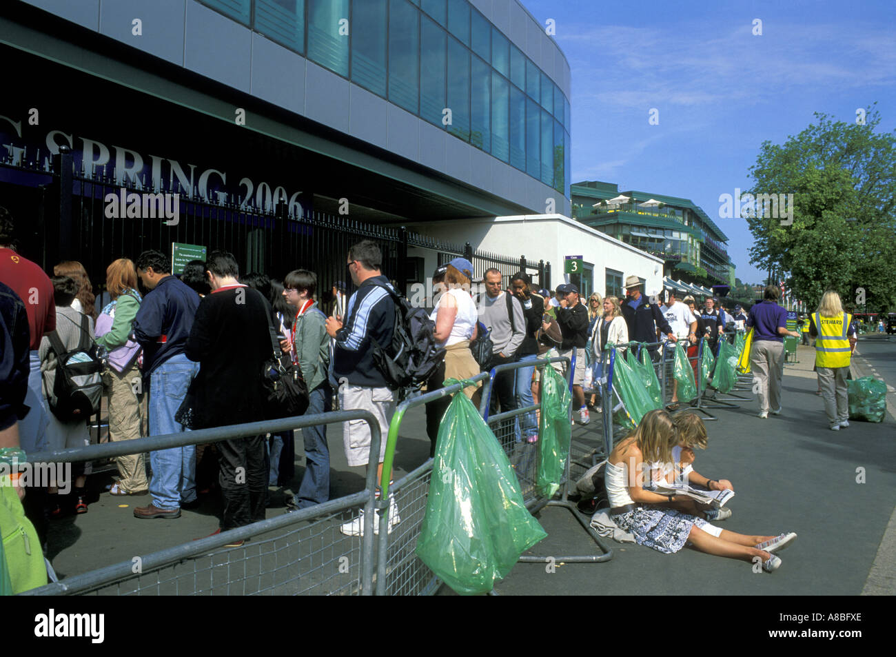 Warteschlangen für All England Wimbledon Lawn Tennis Championships. Juli 2006 Stockfoto