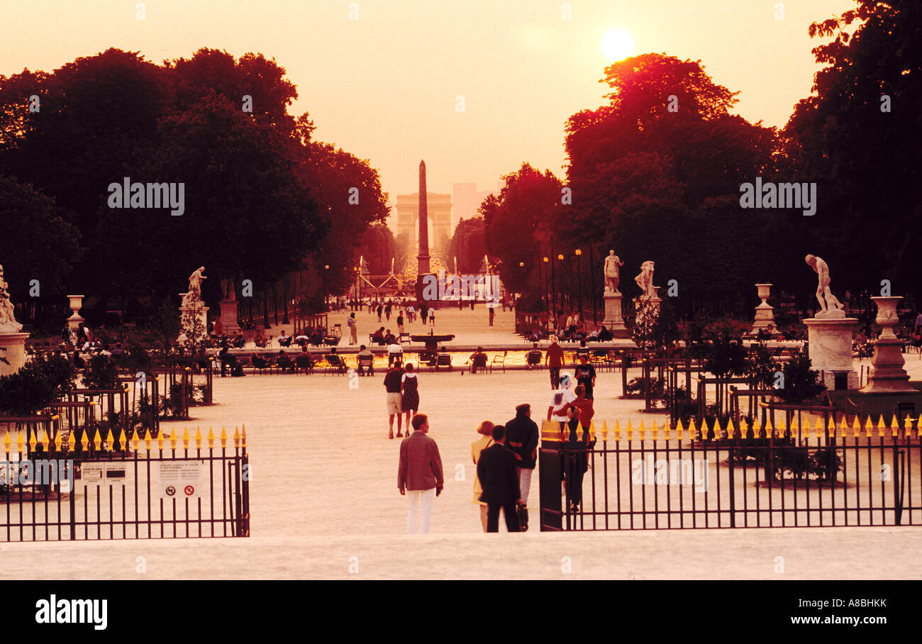 Sonnenuntergang in den Tuilerien-Gärten, die Champs-Elysées zum Arc de Triomphe nachschlagen Stockfoto