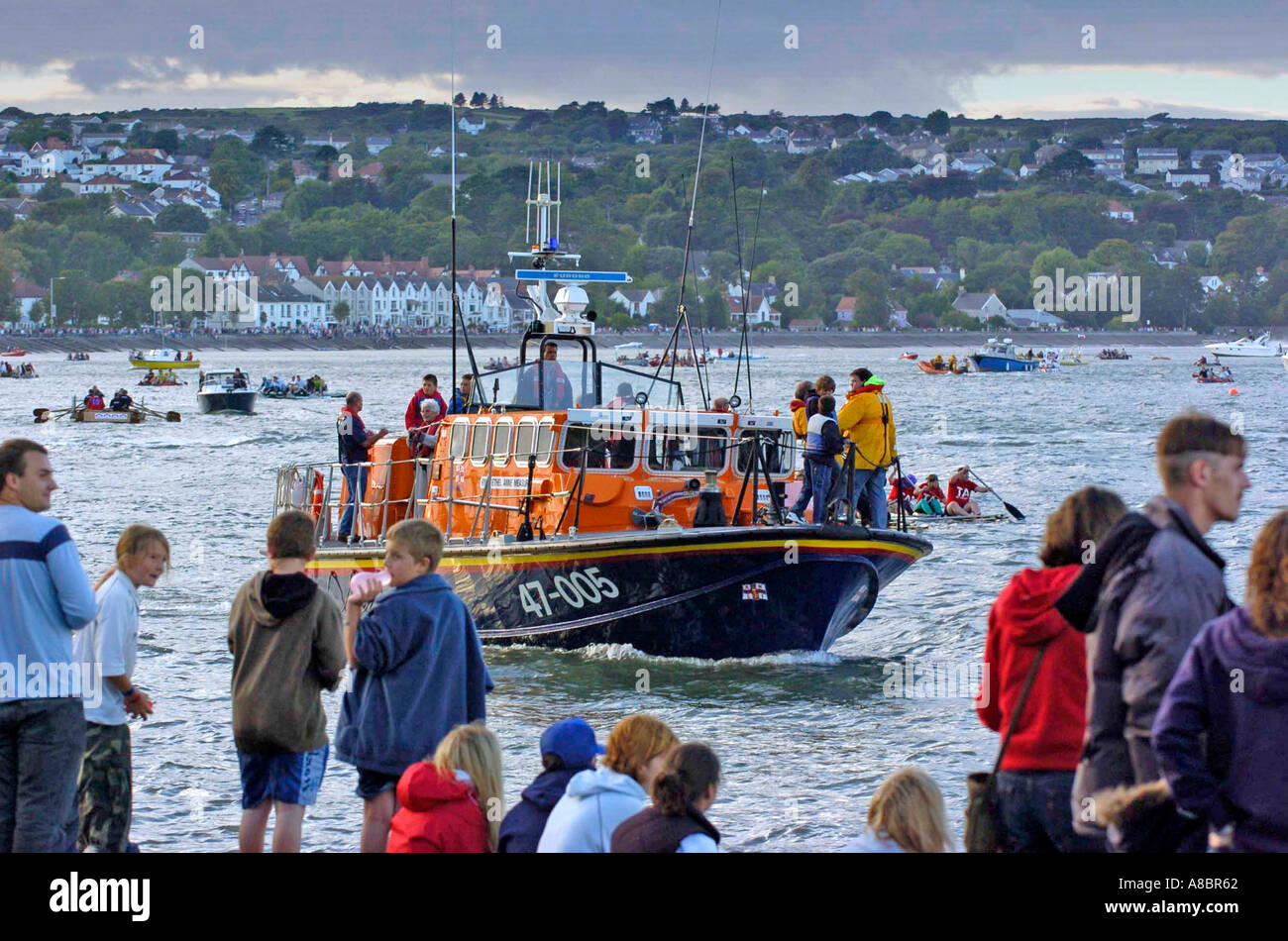 Murmelt Rettungsboot Crew beobachten die Mumbles Raft Race Swansea-Gower Süd-Wales Stockfoto