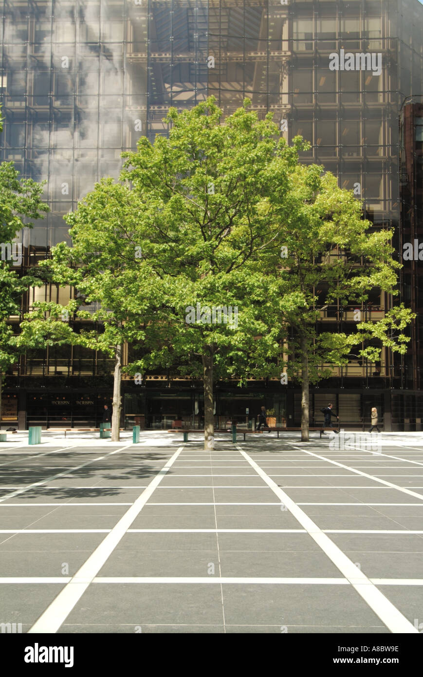 Broadgate Bürofläche in City of London zeigt gepflasterte Fläche mit Bäumen im Landschaftsbau Stockfoto