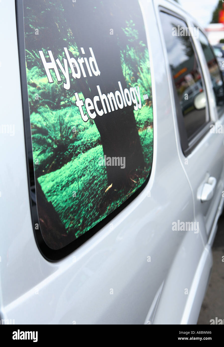 Fensteraufkleber auf einem 2006 Ford Escape Hybrid SUV Stockfoto