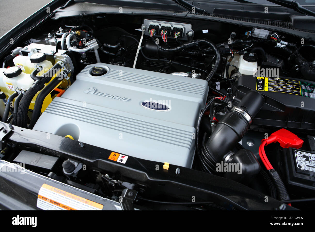 Unter der Haube eines 2006 Ford Escape Hybrid SUV Stockfoto