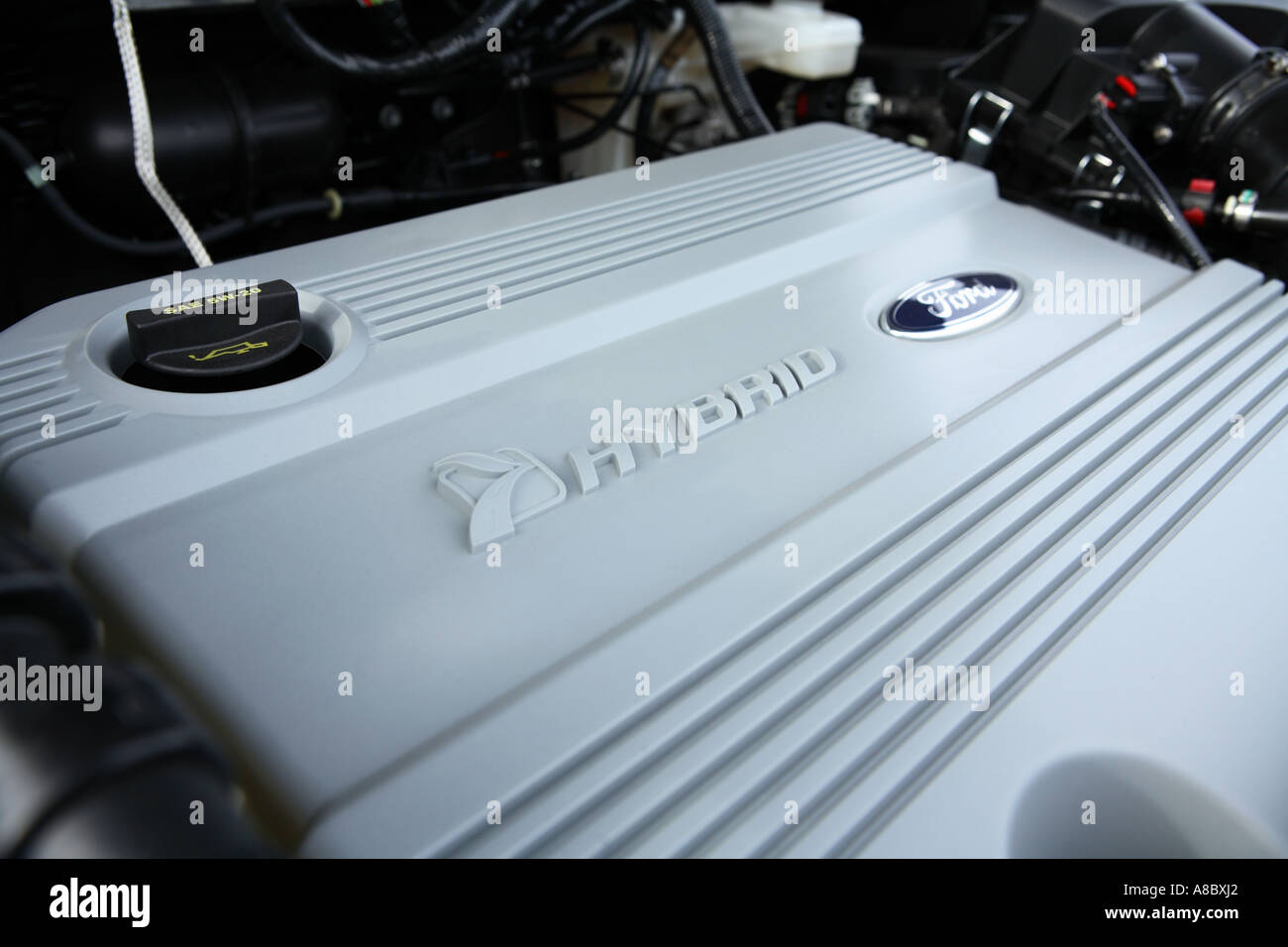 Unter der Haube eines 2006 Ford Escape Hybrid SUV Stockfoto