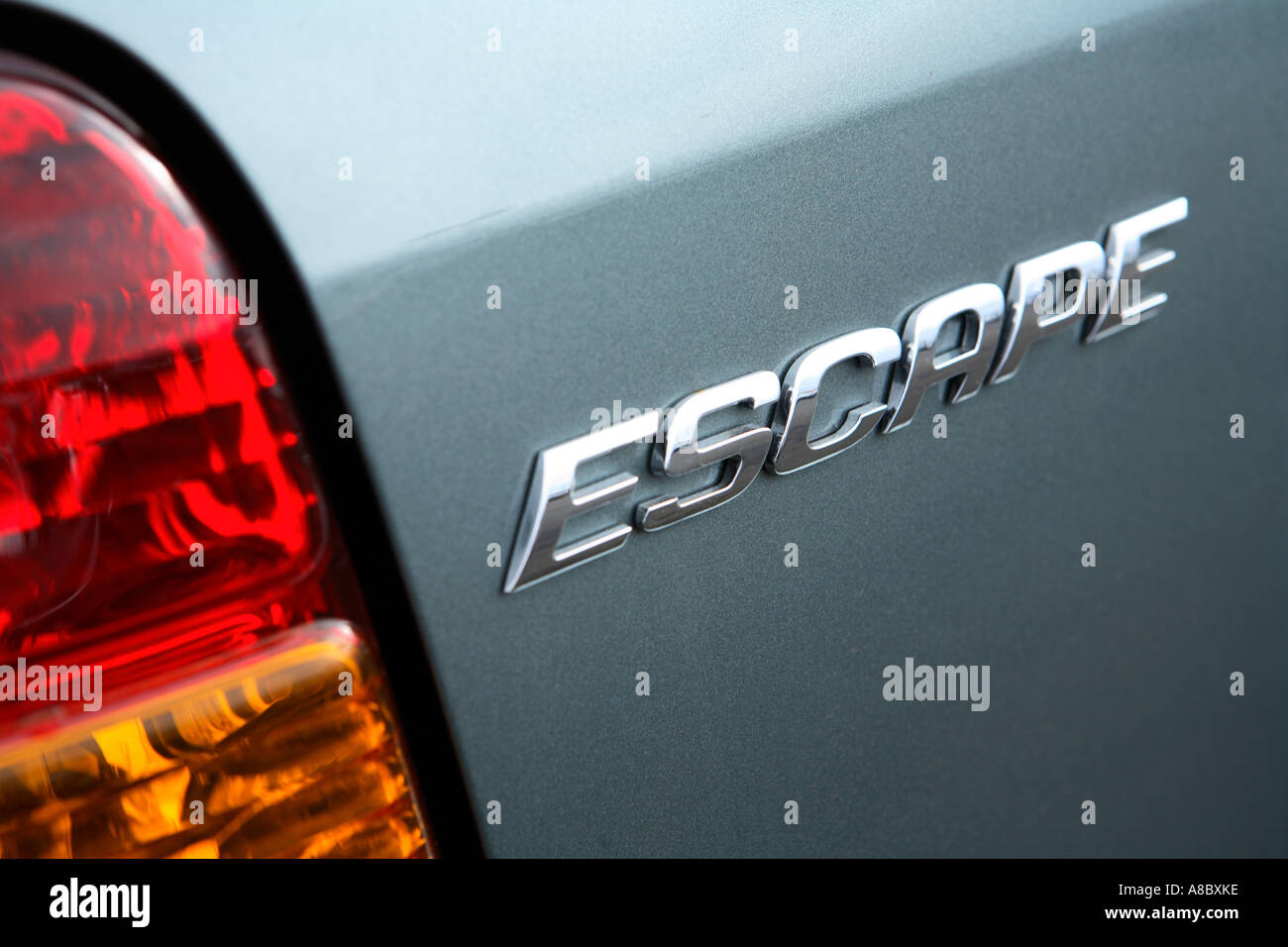 Hinten-Abzeichen auf einem 2006 Ford Escape Hybrid SUV Stockfoto
