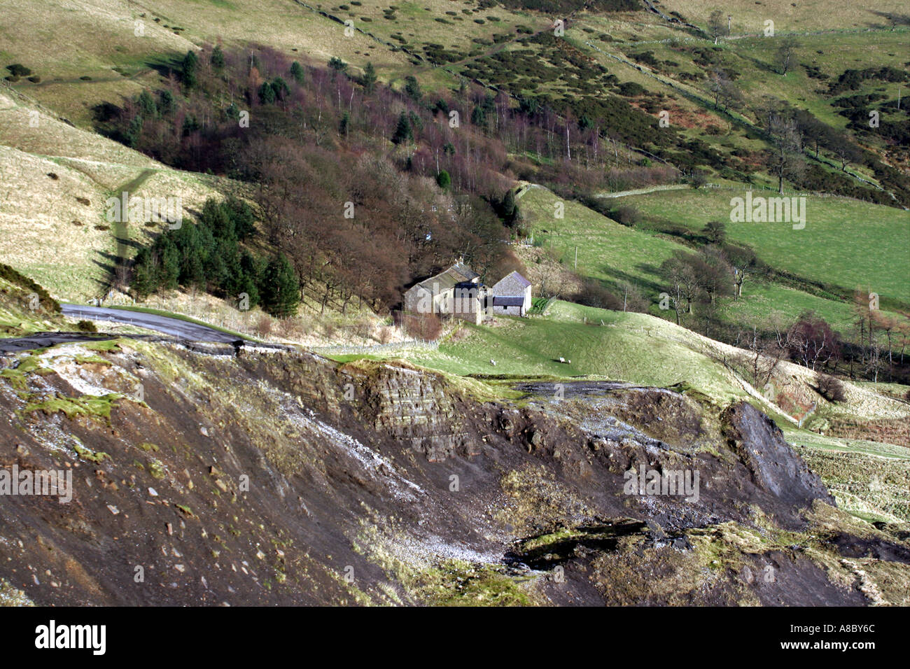 Blick vom Mam Tor, Derbyshire, zeigen die alte A625-Straße Casstleton mit Errosion. Stockfoto