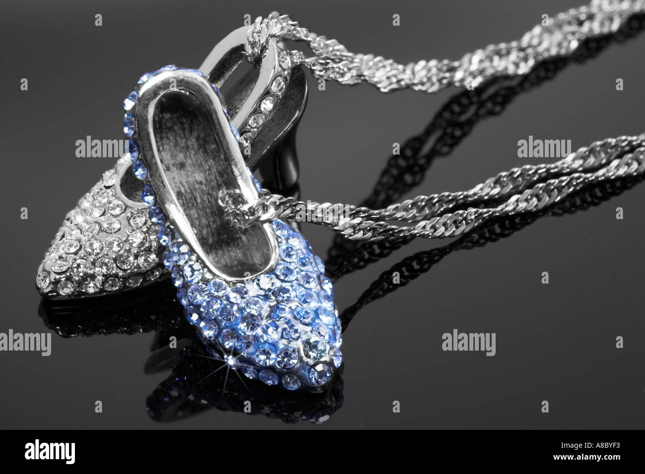 Swarovski Kristall hochhackige Schuhe Halskette auf schwarzem Hintergrund  Stockfotografie - Alamy
