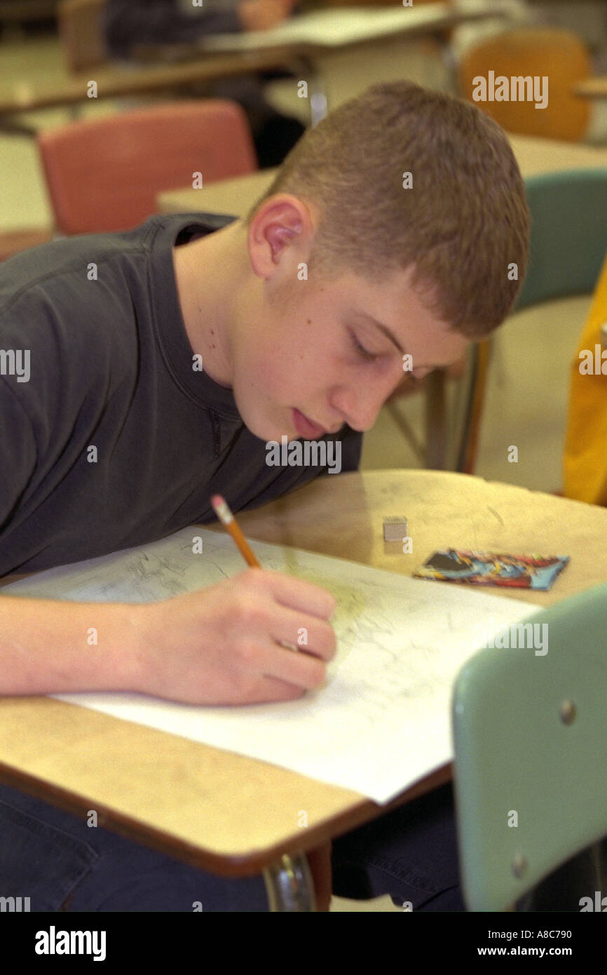 Schüler Alter 14 Zeichnung im Klassenzimmer Kunst. Golden Valley, Minnesota USA Stockfoto