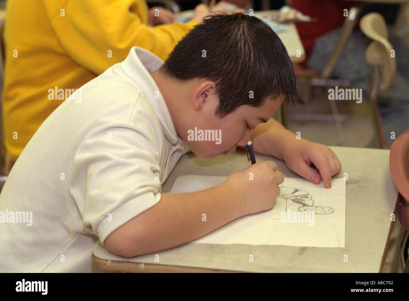 Schüler Alter 13 Zeichnung in Kunst Schulklasse. Golden Valley, Minnesota USA Stockfoto