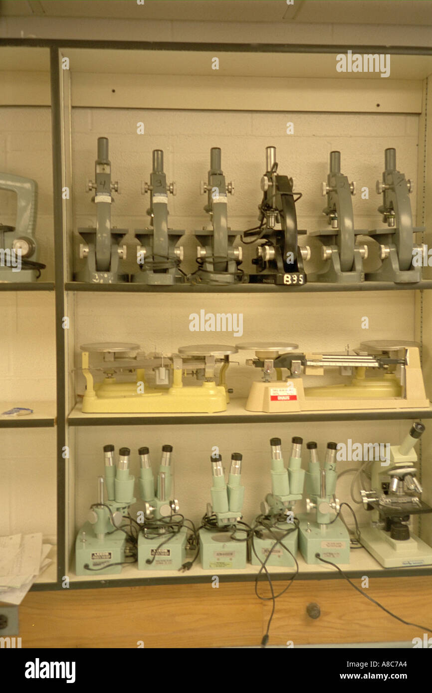 Wissenschaft Schule Klassenzimmer Kabinett von Mikroskopen und Skalen. Golden Valley, Minnesota USA Stockfoto