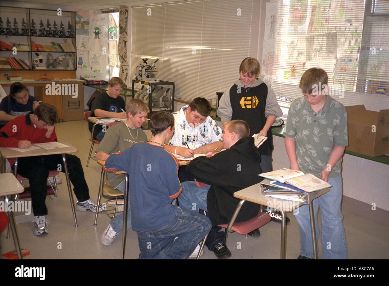 Sechs Studenten Alter 14 an Unterrichtsprojekt in einer Gruppe zu arbeiten. Golden Valley, Minnesota USA Stockfoto