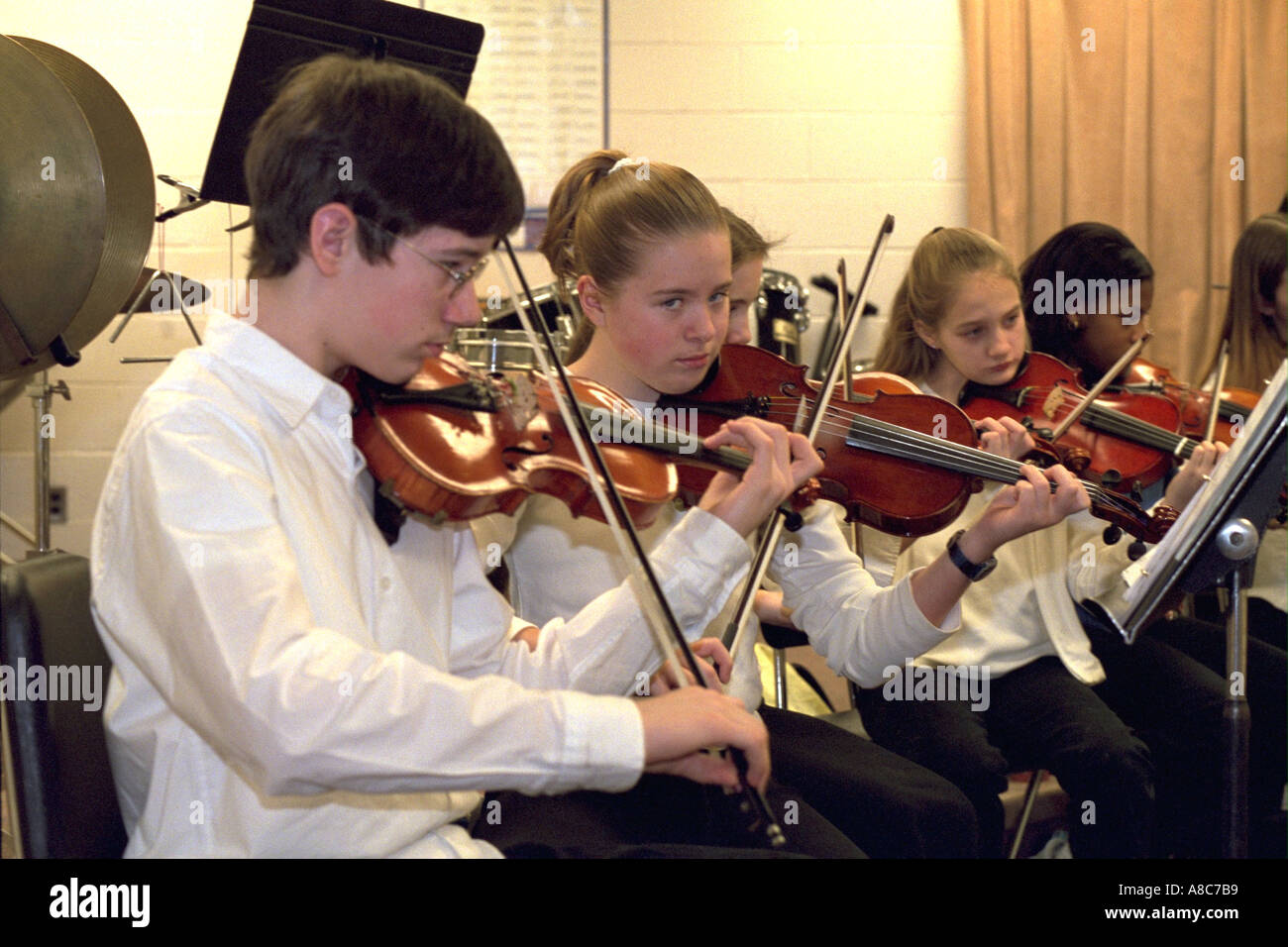 Schüler-Orchester-Mitglieder im Alter von 14 spielen Geigen im Proberaum. Golden Valley, Minnesota USA Stockfoto