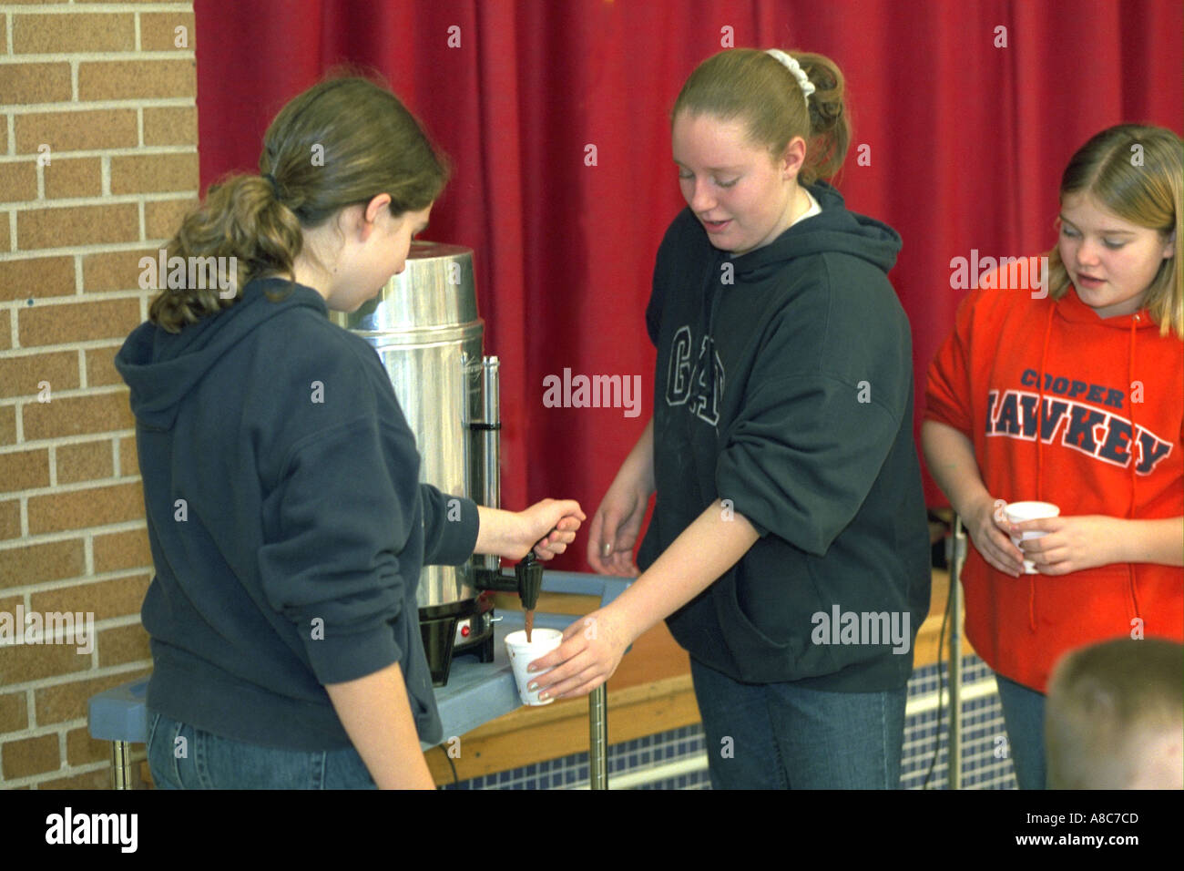 Portion Kakao mit einem Schüler 14 Jahre alt. Golden Valley, Minnesota USA Stockfoto