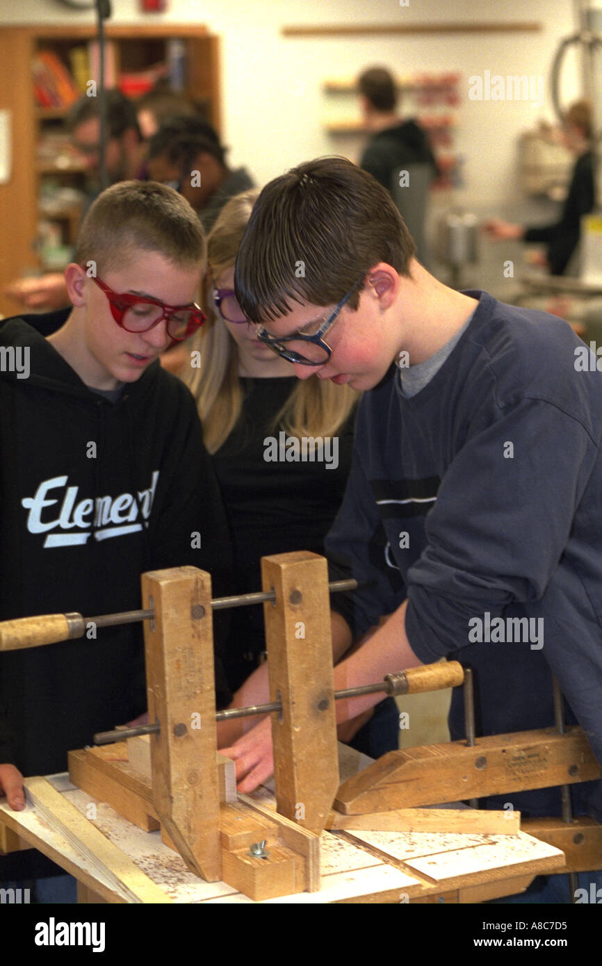 Schüler 14 Jahre mit Holz Schelle, um Projekt, Router im Klassenzimmer Shop Schulklasse zu befestigen. Golden Valley, Minnesota USA Stockfoto