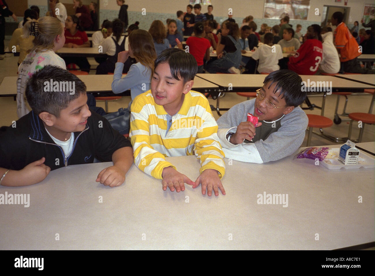 13 Jahren Freunde sprechen während der Mittagspause. Golden Valley, Minnesota USA Stockfoto