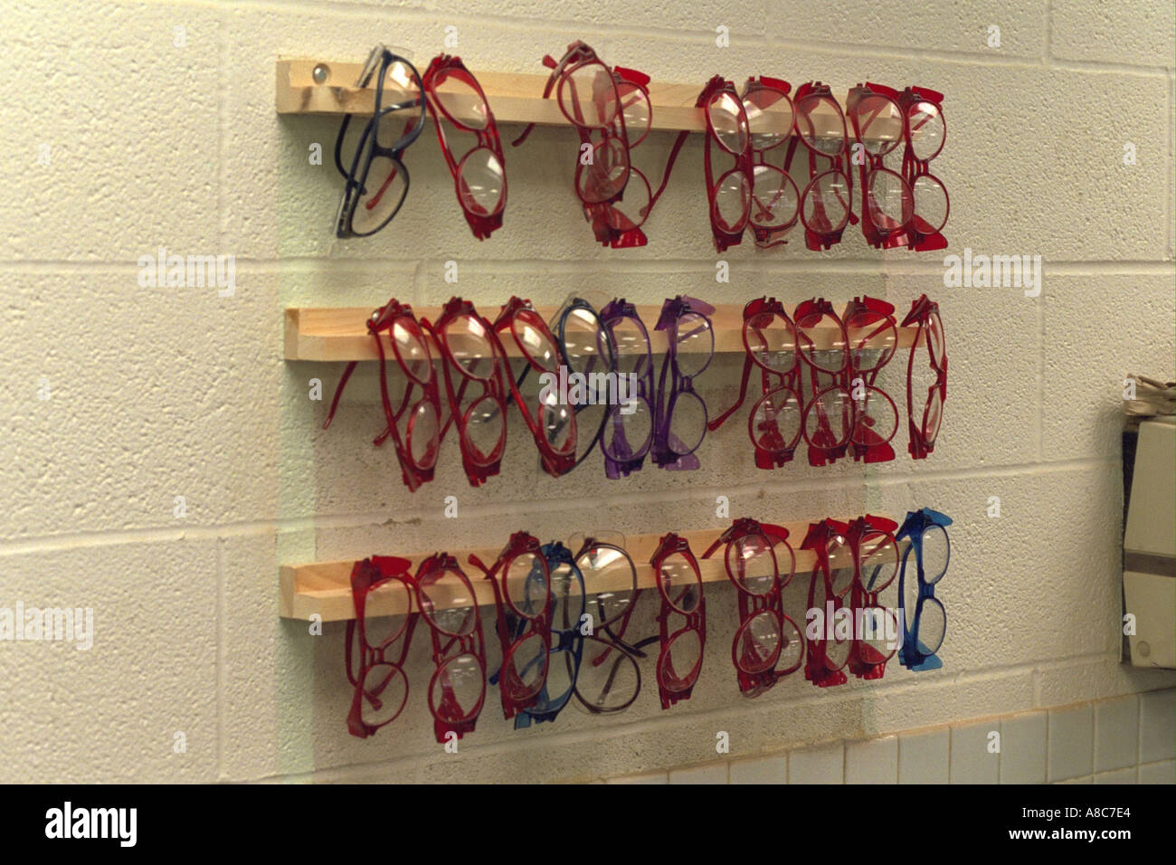 Schutzbrille hing an der Wand im Klassenzimmer Shop. Golden Valley, Minnesota USA Stockfoto