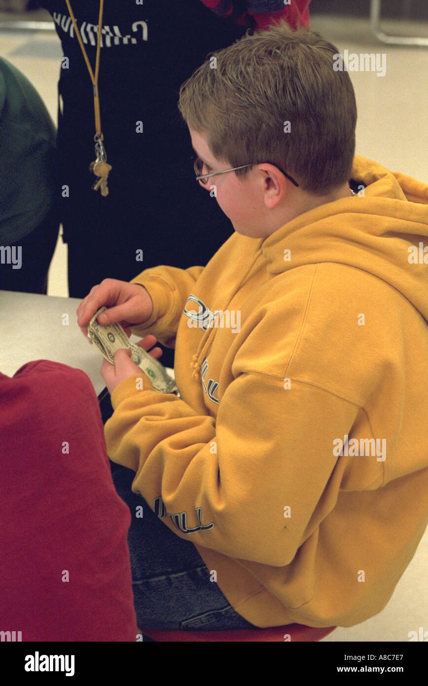 Student Geldzählen Mittagessen während der Klasse im Alter von 13 Jahren. Golden Valley, Minnesota USA Stockfoto