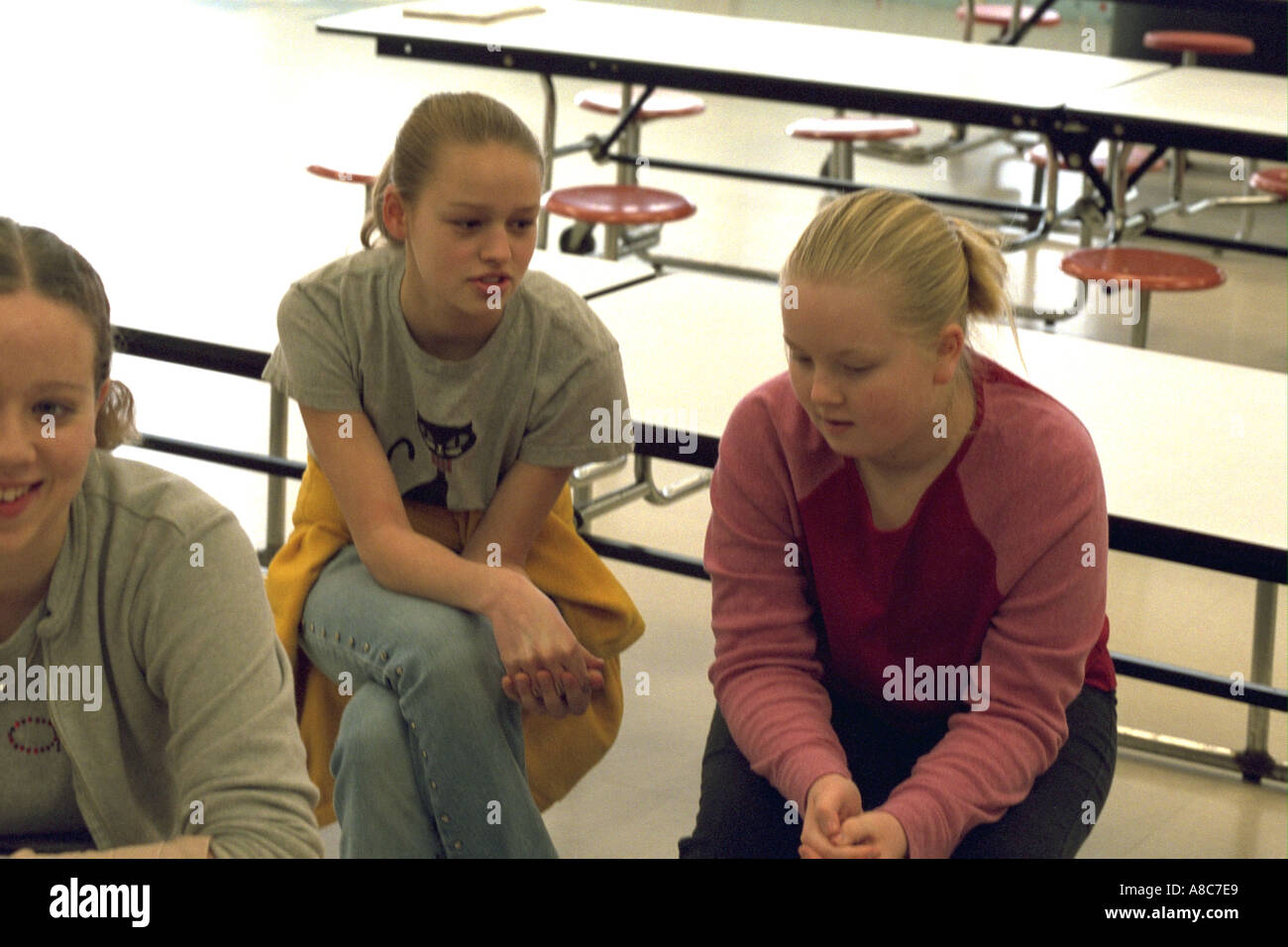 Sprechen während der Schule studieren Halle Mädchen 14 Jahre alt. Golden Valley, Minnesota USA Stockfoto