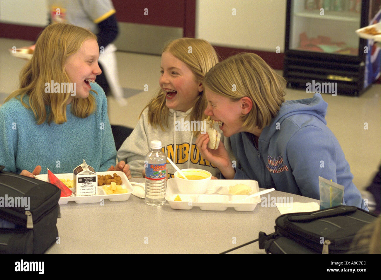 Mädchen Alter 14 hysterisch lachen während der Schulzeit Mittag Zeit. Golden Valley, Minnesota USA Stockfoto