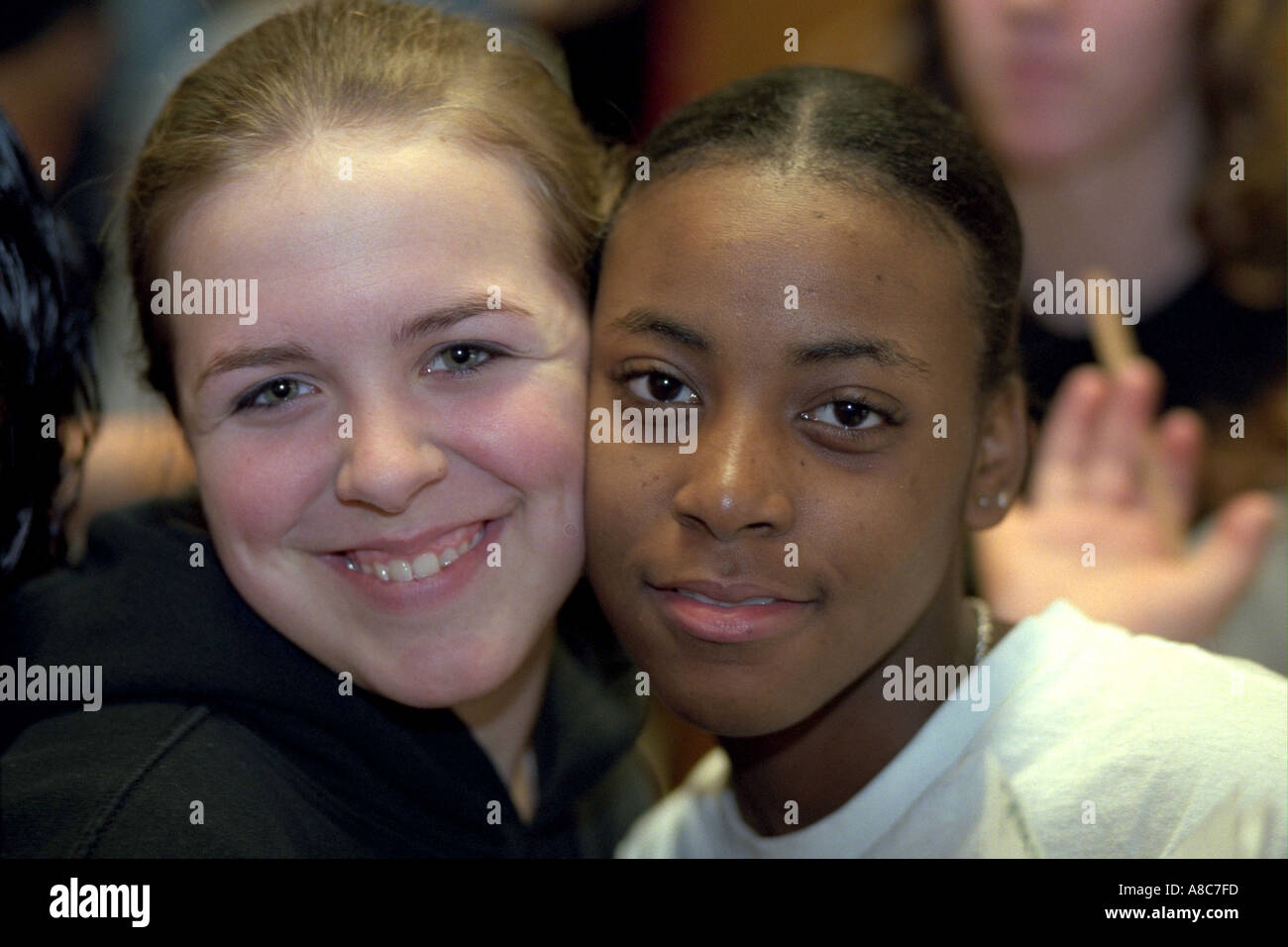 Schulfreunde Alter 15 zeigt Zuneigung im Flur vor der Klasse. Golden Valley, Minnesota USA Stockfoto