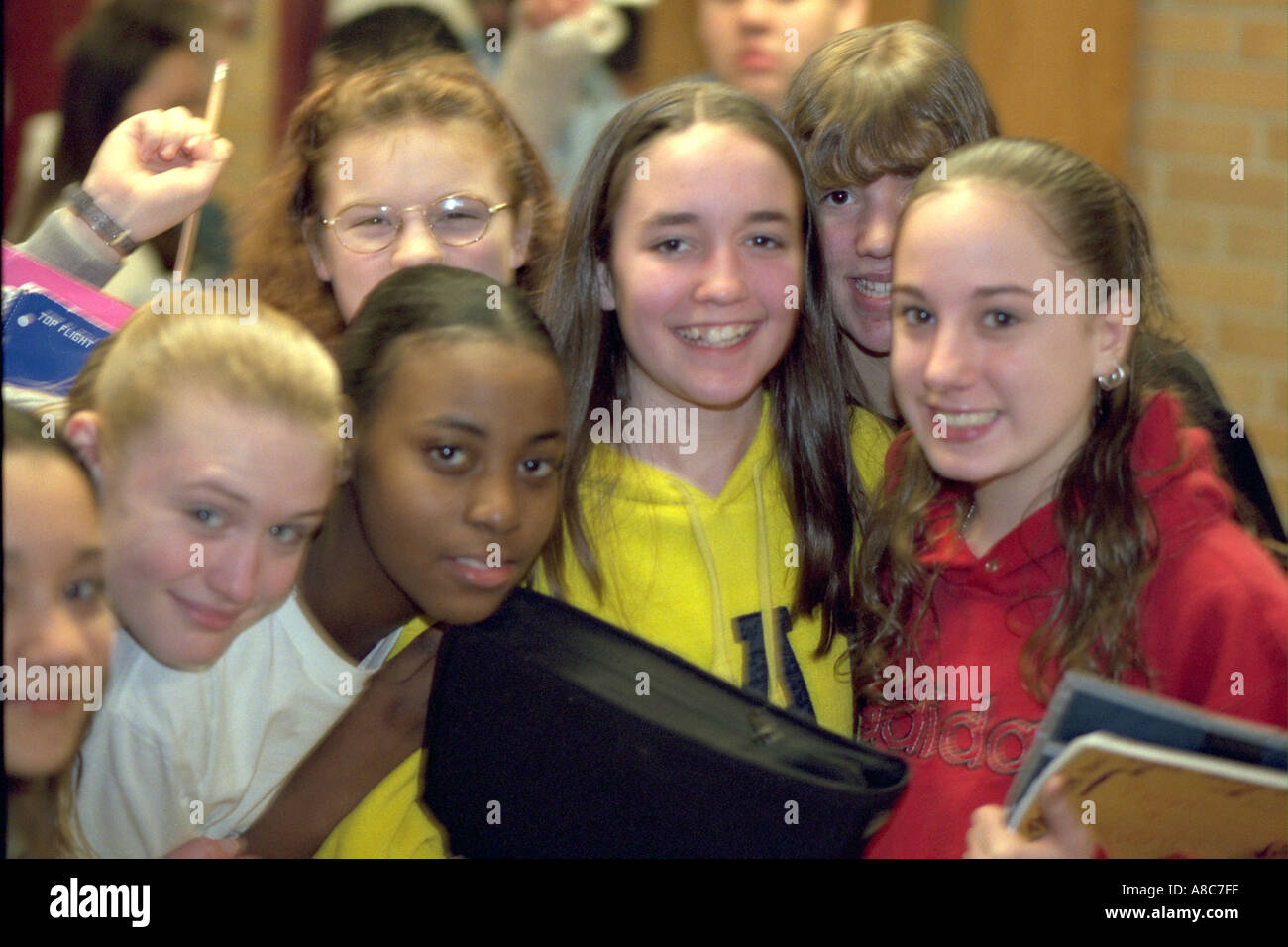 Gesichter der Studenten Alter 15 im Flur vor der Klasse. Golden Valley, Minnesota USA Stockfoto