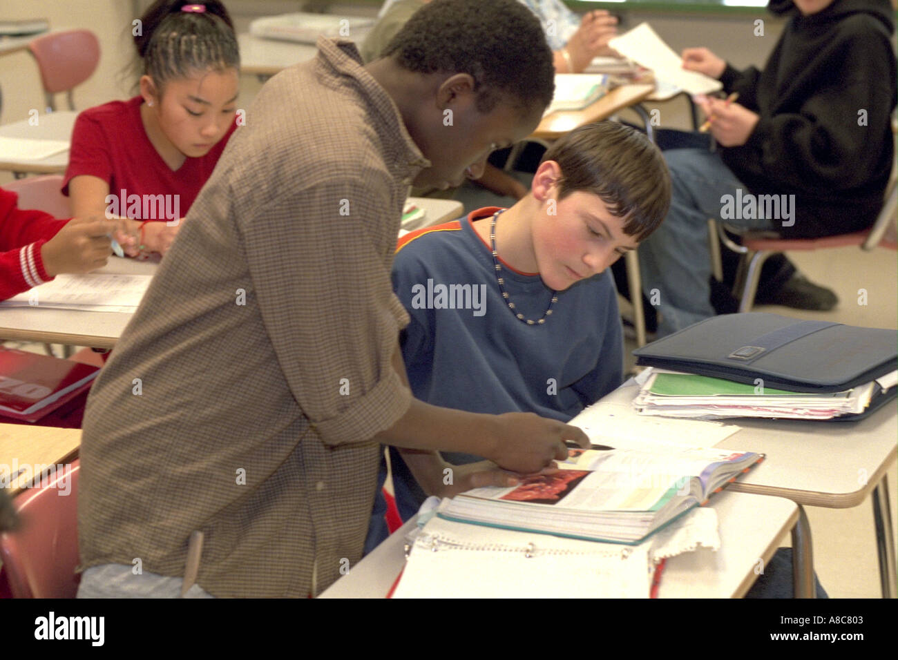 Schüler Alter 14 arbeiten an einer Schule Klassenzimmer Zuordnung. Golden Valley, Minnesota USA Stockfoto
