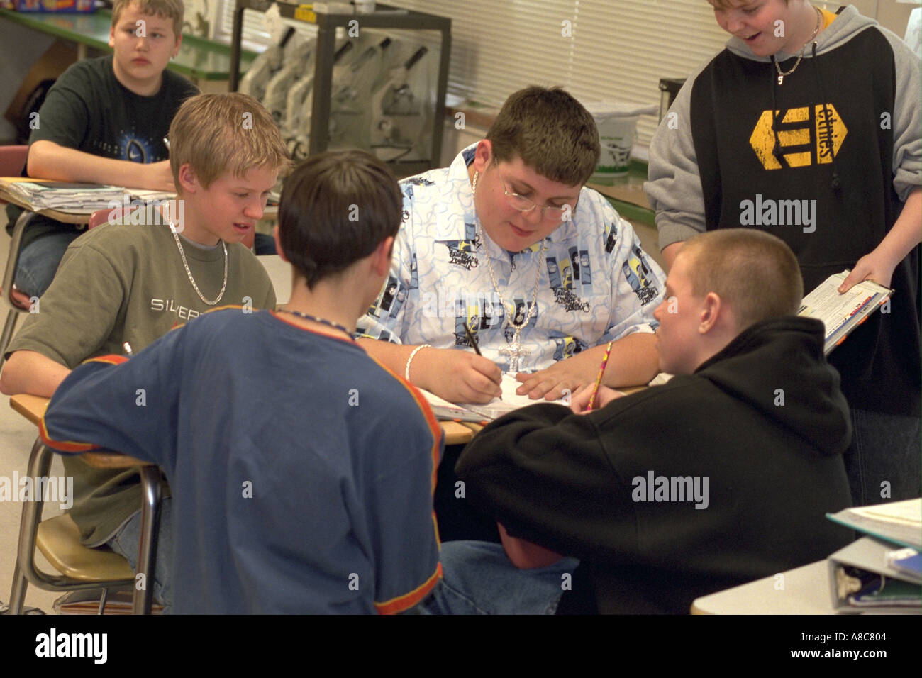 Die Schüler arbeiten in einer Schulklasse mit 14 Jahren Gruppe. Golden Valley, Minnesota USA Stockfoto