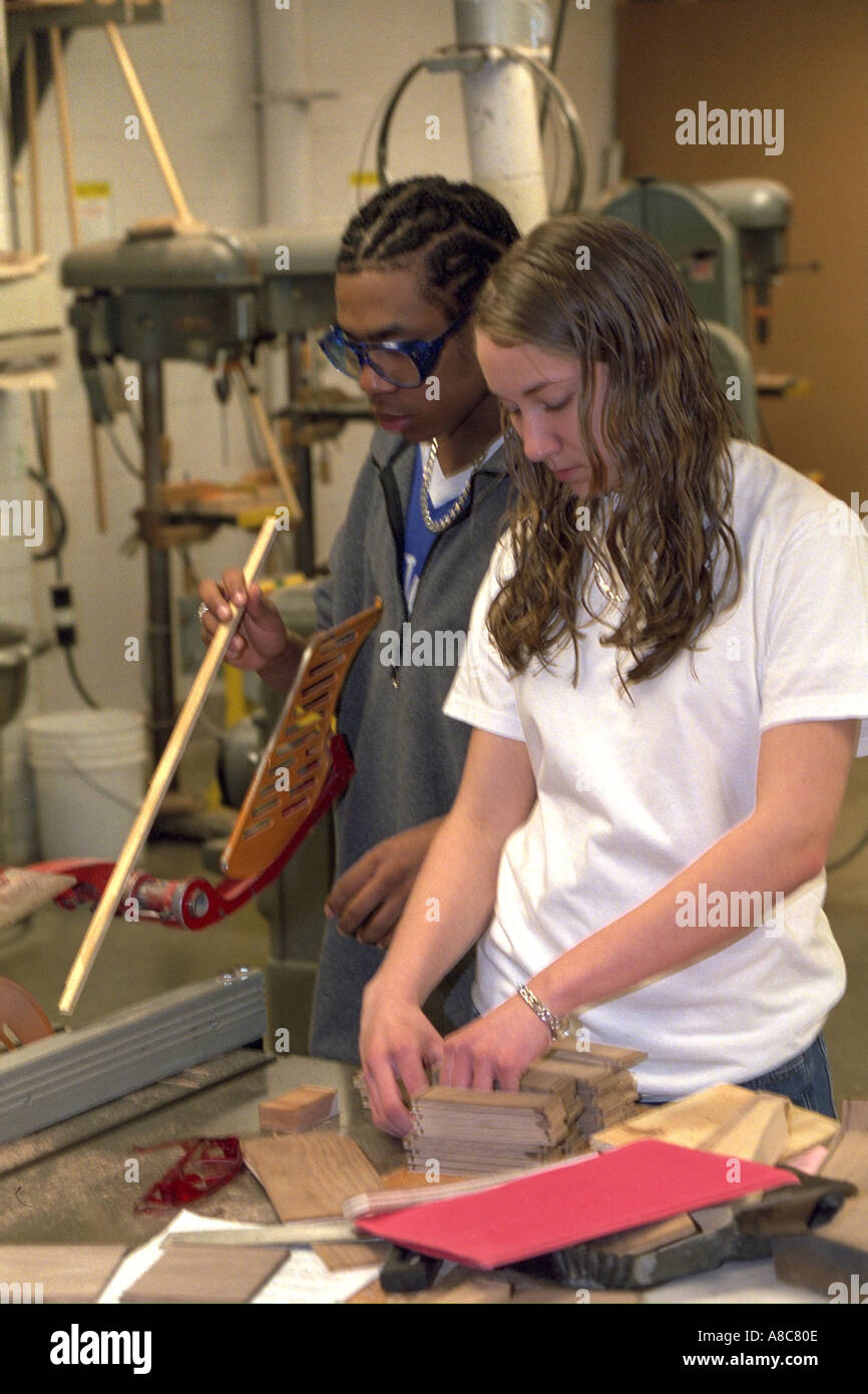 Schüler Alter 15 im Shop Projekt mit der Tischkreissäge. Golden Valley, Minnesota USA Stockfoto