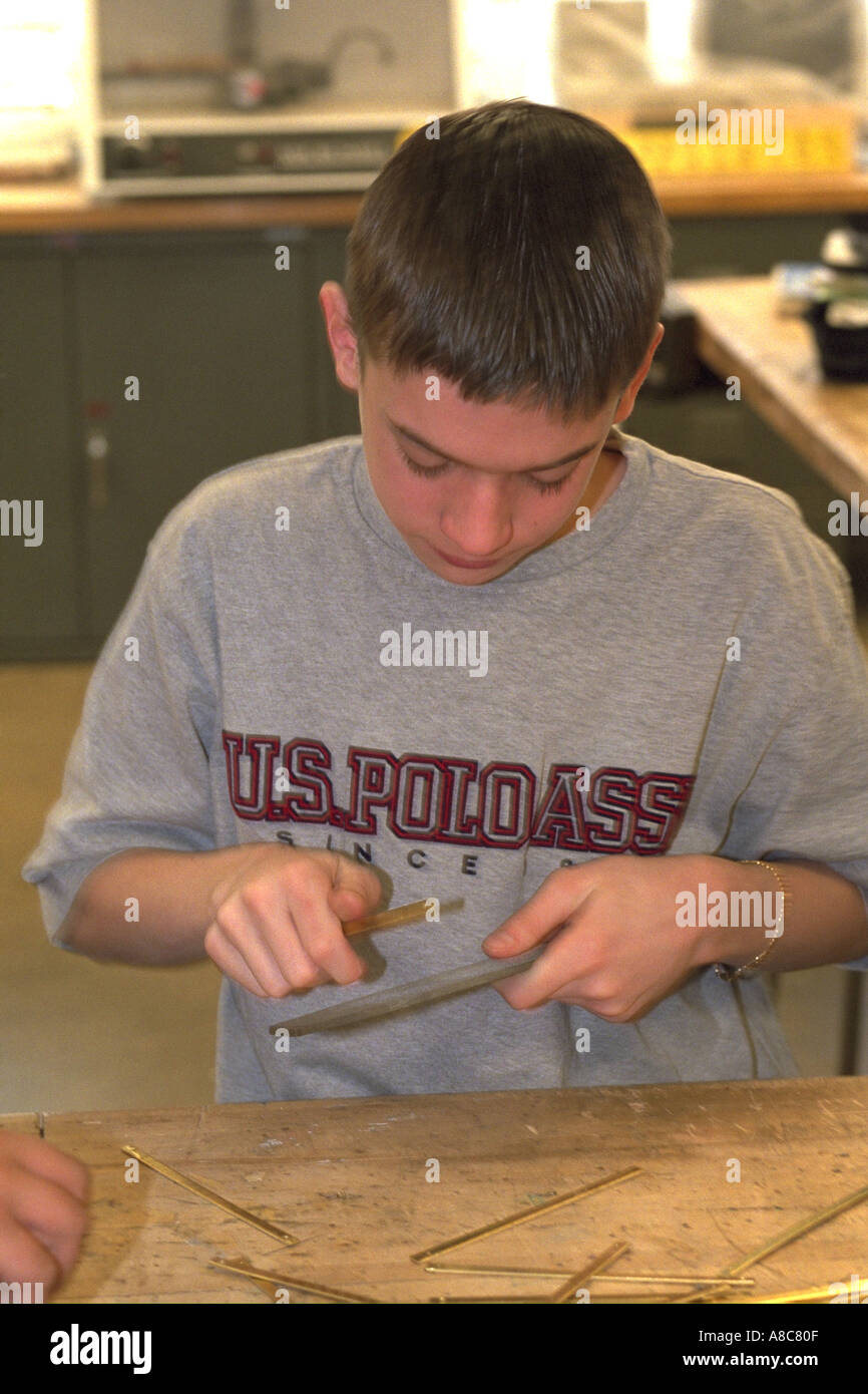 Schüler Alter 14 finishing Teile im Shop Schulklasse. Golden Valley, Minnesota USA Stockfoto
