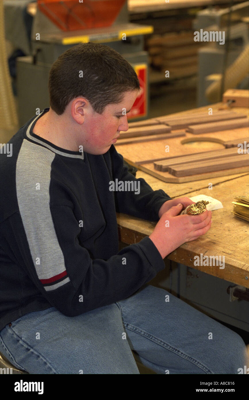 Nachdenkliche Schüler Alter 13 Arbeit an Schule Klassenzimmer Shop-Projekt. Golden Valley, Minnesota USA Stockfoto
