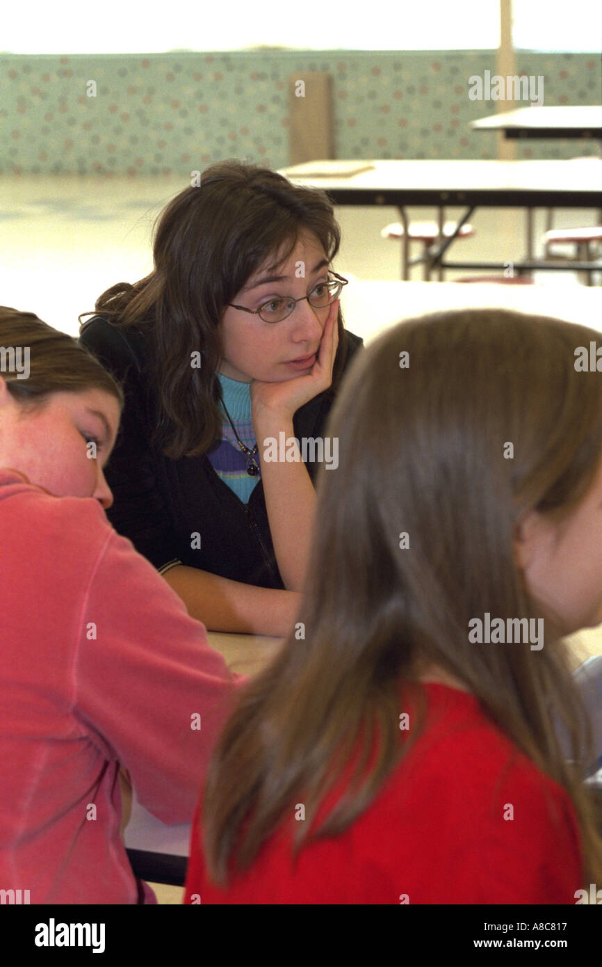 Schüler hören Lehrer während des Unterrichts im Studiensaal im Alter von 14 Jahren. Golden Valley, Minnesota USA Stockfoto