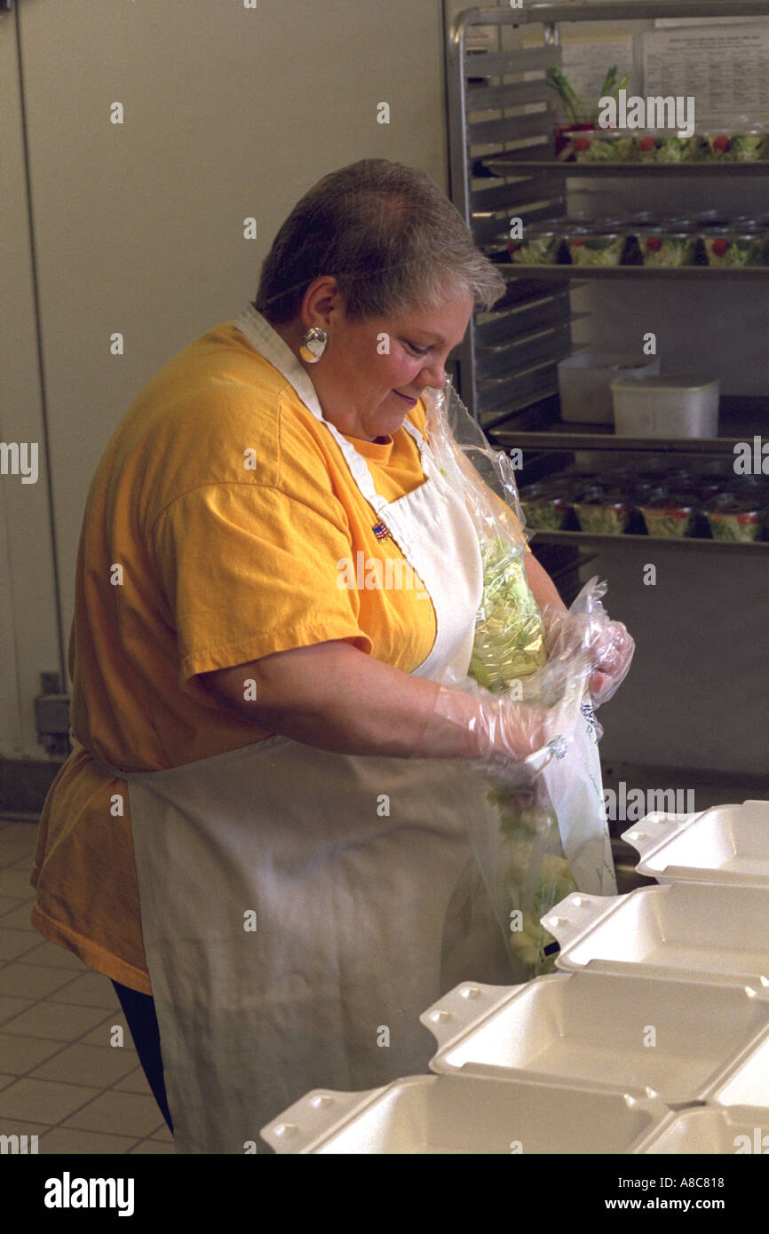 Schule-Mittagessen-Dame 48 Tage Mahlzeiten Jahre vorbereiten. Golden Valley, Minnesota USA Stockfoto