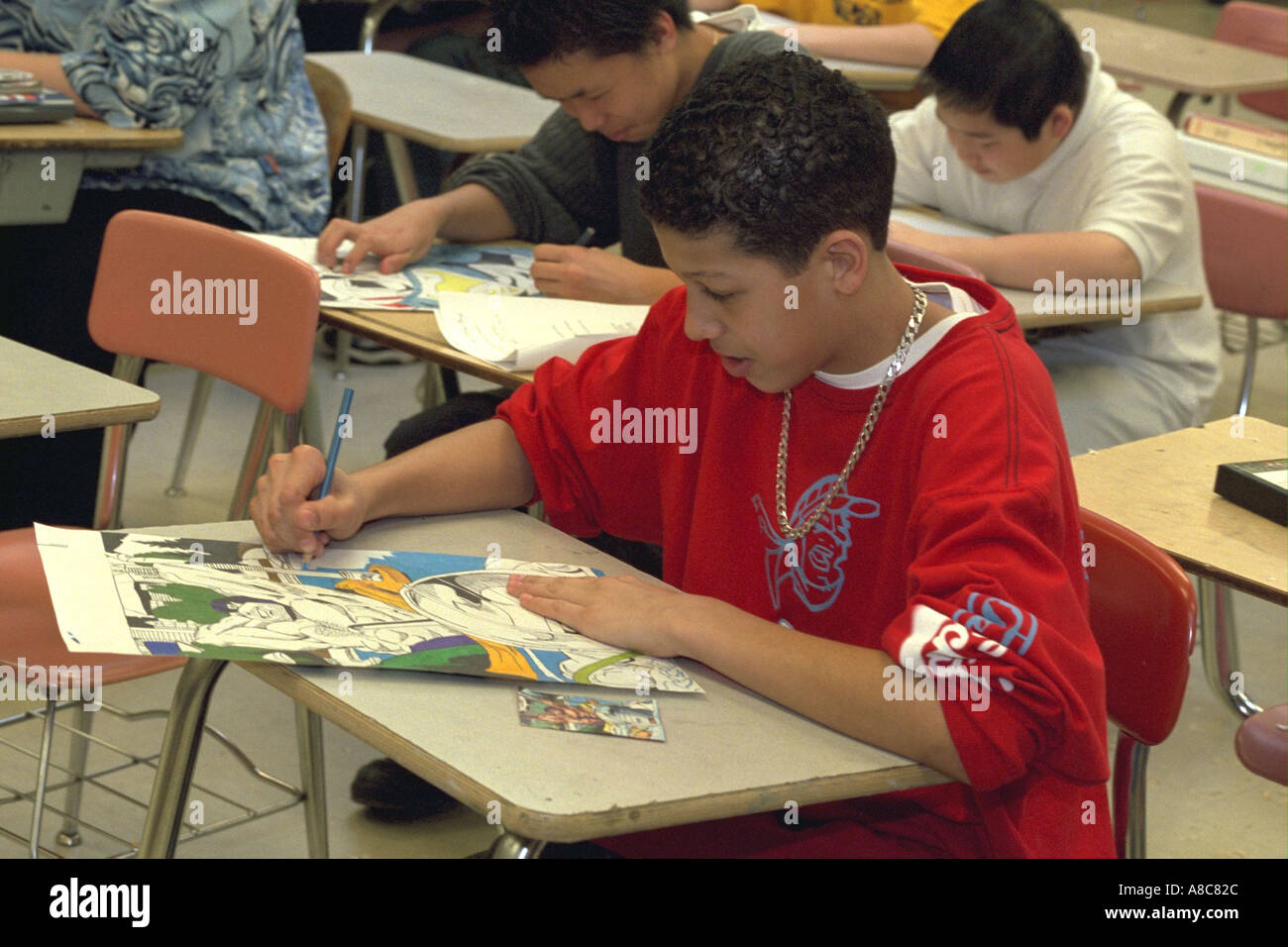 Schüler Alter 13 Zeichnung im Klassenzimmer Kunst. Golden Valley, Minnesota USA Stockfoto