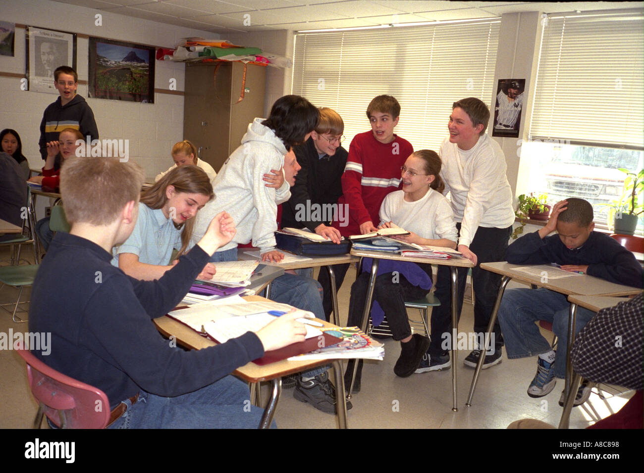 Gruppe von Studenten mit 14 Jahren diskutieren Klassenzimmer Schulprojekt. Golden Valley, Minnesota USA Stockfoto