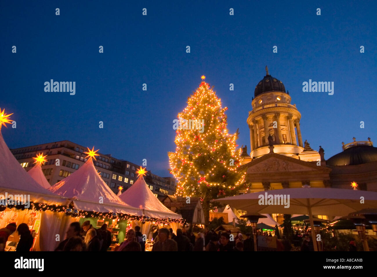 Berlin Gendarmenmarkt Weihnachtsmarkt vor Konzert Haus deutsche Dome Weihnachtsbaum Stockfoto