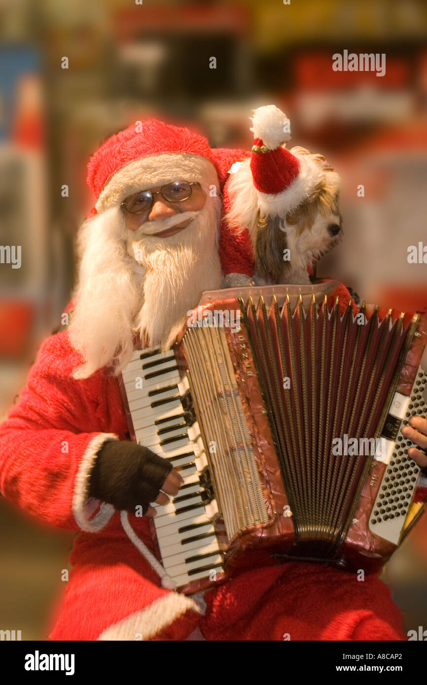 DEU Mittelfranken Nürnberger Christkindlmarkt Weihnachtsmann mit kleinen Hund Stockfoto