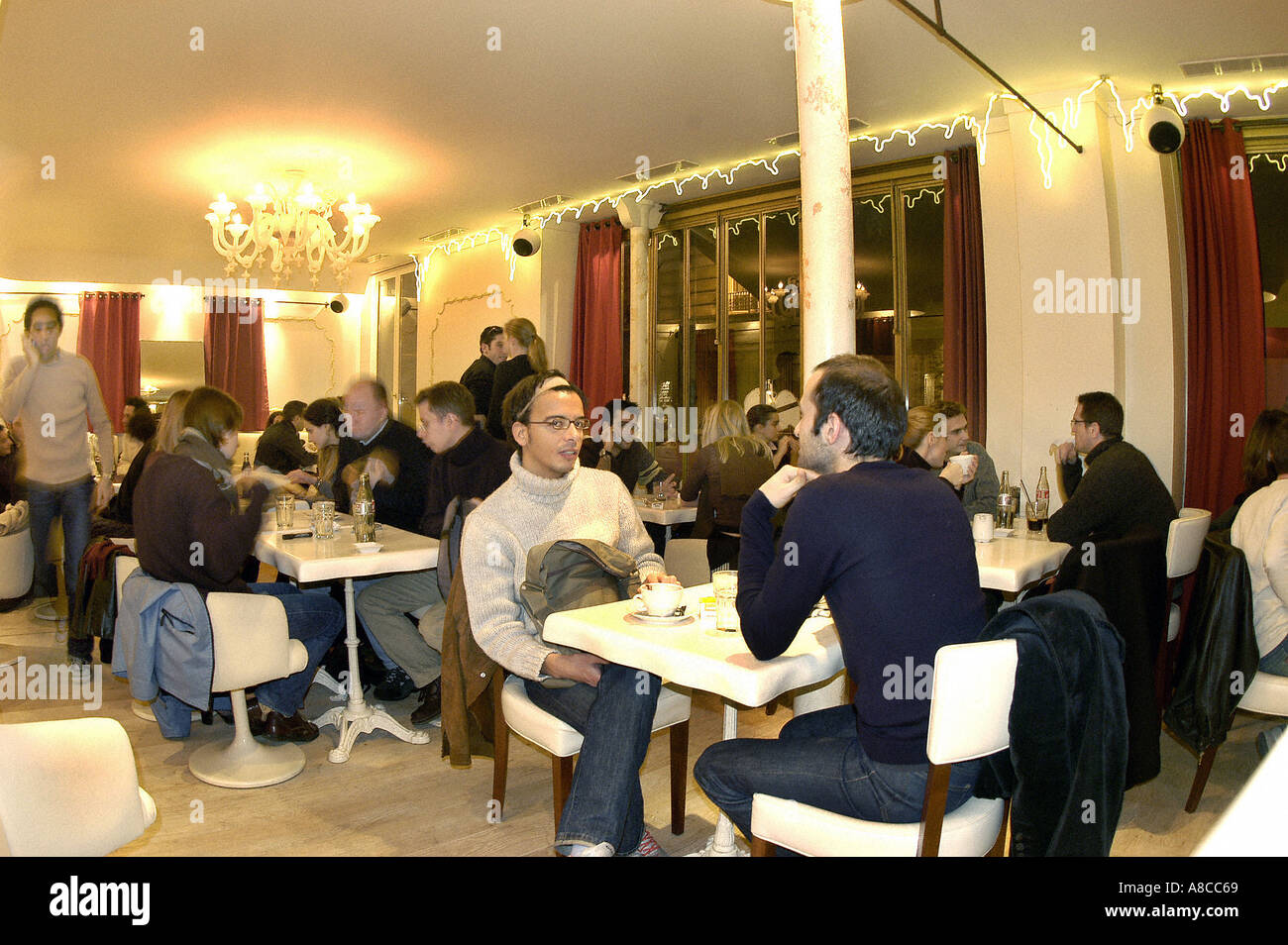 PARIS Frankreich, große Menschenmenge französischer junger Erwachsener, Drinks teilen, im lebhaften Café Bistro 'Bar Le Tresor' im Viertel Le Marais, pariser Bistrottische Stockfoto