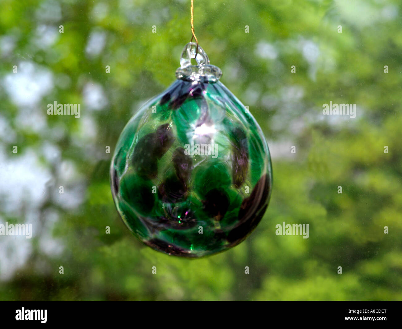 Viktorianische Hexen Ball Hung im Fenster um Hexen aus dem Haus zu halten Stockfoto