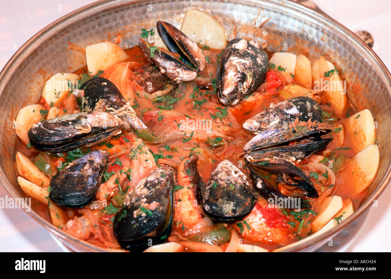 Typische Algarve Gericht Cataplana mit Schalentieren Algarve Portugal Europa Stockfoto