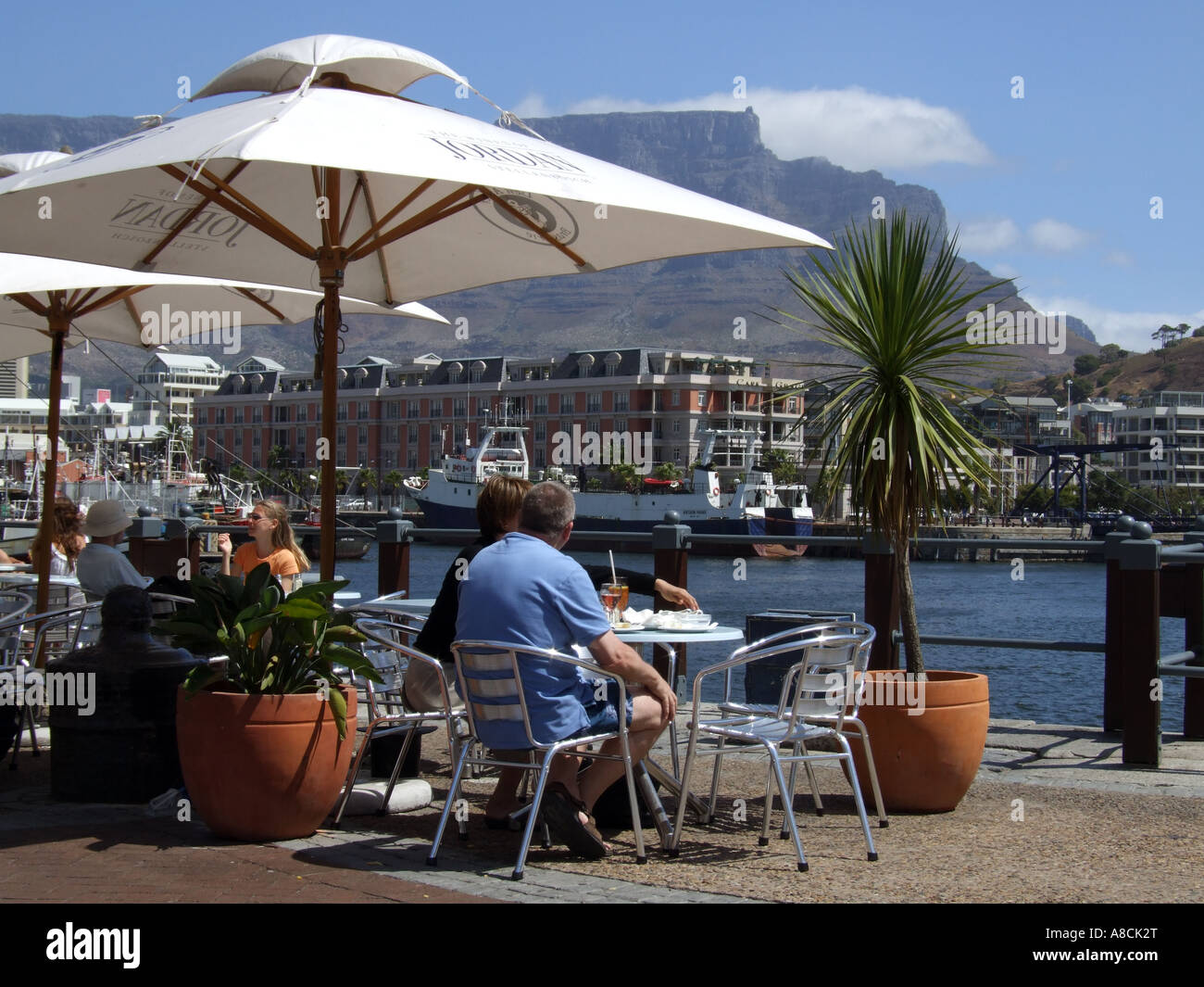 Restaurant-Bar-Café an der Waterfront in Kapstadt Südafrika. Blick auf den Tafelberg Stockfoto