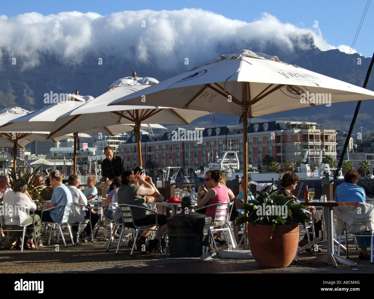 Cafe-Restaurant-Bar und Table-Mountain-Cape Town-Südafrika Stockfoto