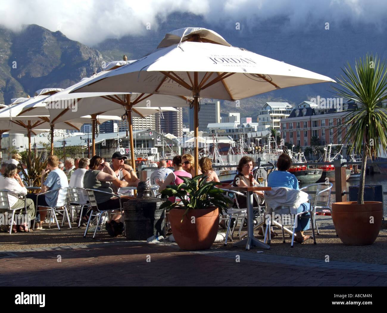 Cafe-Restaurant-Bar und Table-Mountain-Cape Town-Südafrika Stockfoto