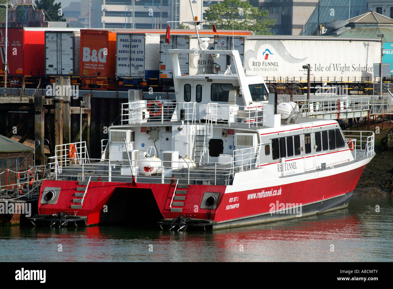 Red Jet 1 Passagier Katamaran von Red Funnel Stadt Kai Southampton auf den Service von Cowes Isle Of Wight England UK Stockfoto