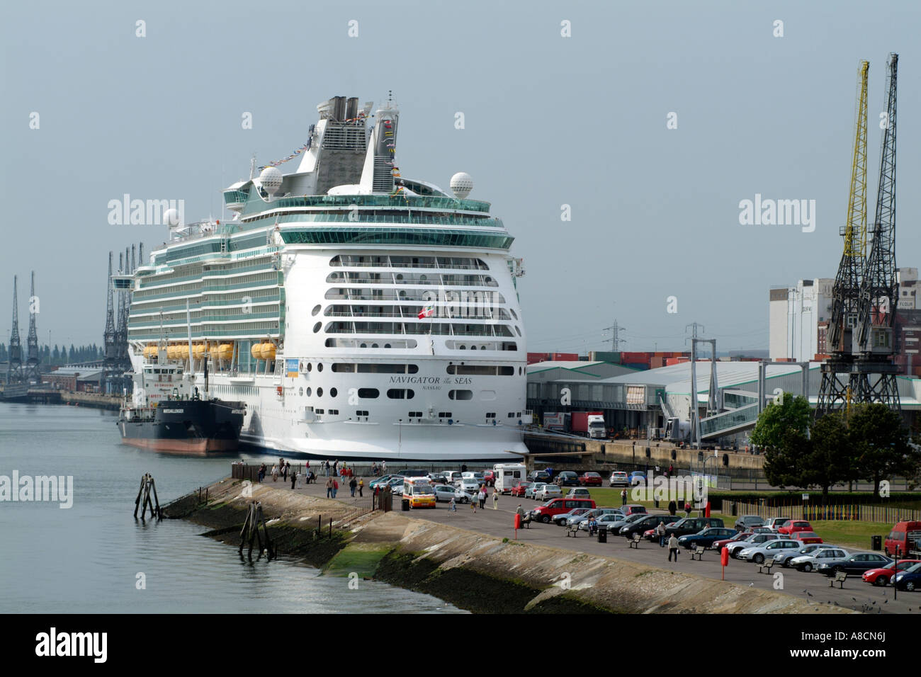 Hafen von Southampton Navigator des Kreuzfahrtschiffes See neben den Bunkern Schiff Whitchallenger ein Öltanker Produkte ist ser Stockfoto