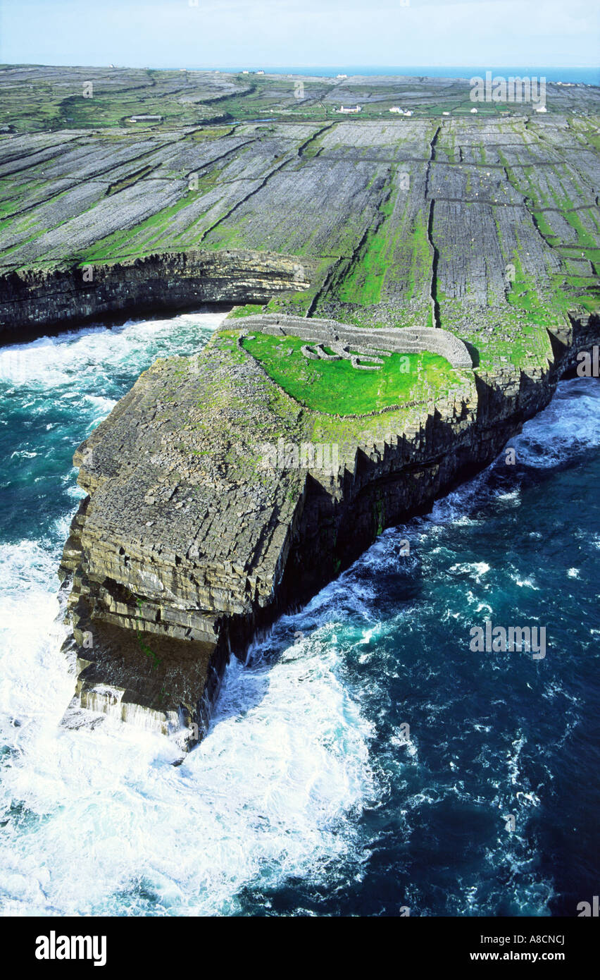 Dun Duchathair alten keltischen Steinkastell auf Kalksteinklippen von Inishmore, der größten der Aran-Inseln, County Galway, Irland. Stockfoto