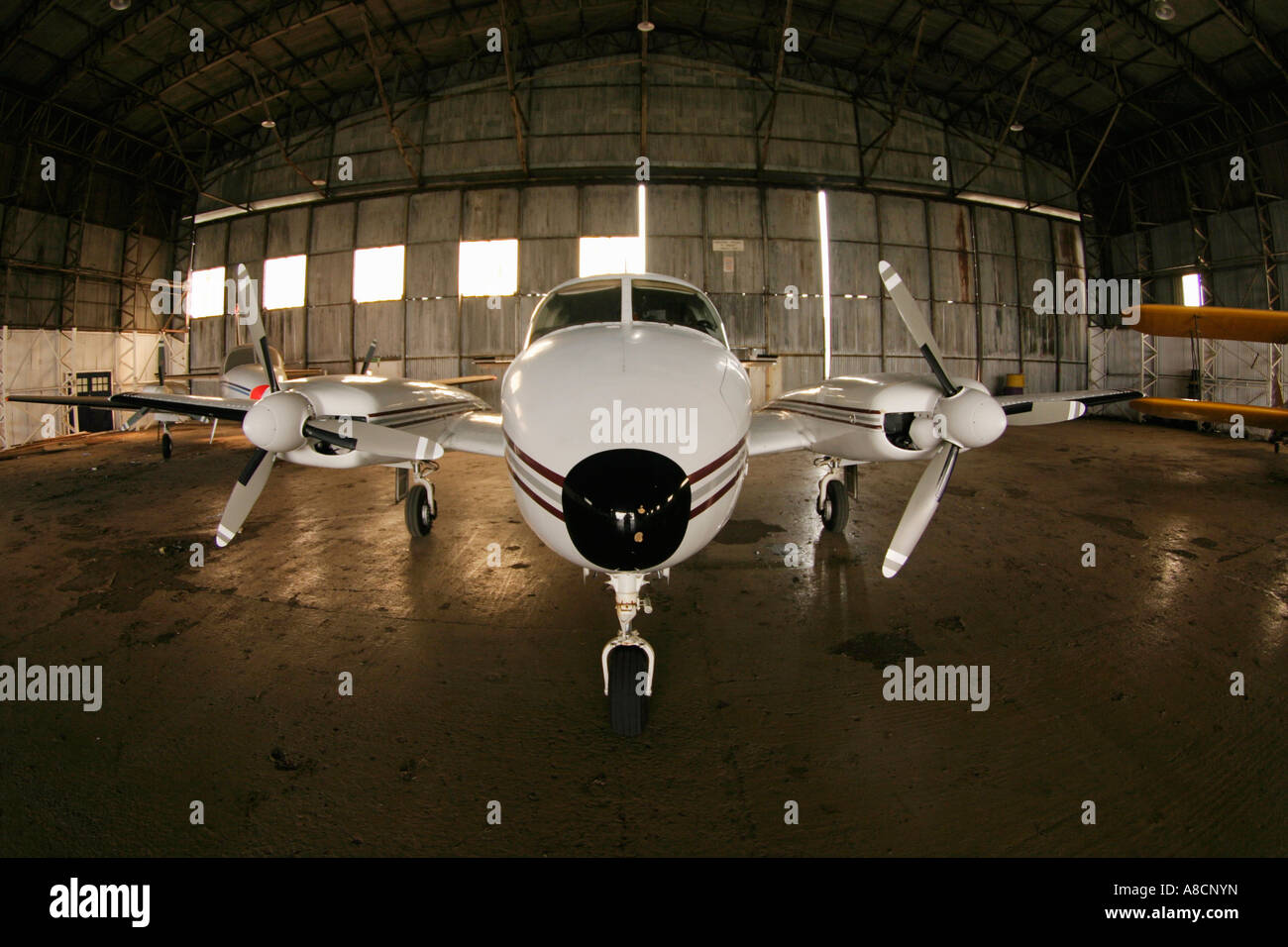 Doppel-engined Flugzeug im hangar Stockfoto