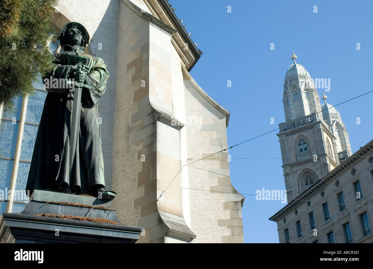 Die Statue von Ulrich Zwingli inmitten gegen die Glockentürme der Grossmünster der schönen Stadt Zürich in der Schweiz Stockfoto