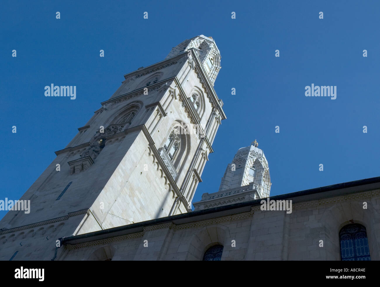 Eine unorthodoxe Sicht Grossmünster Kathedrale in der Stadt Zürich in der Schweiz Stockfoto