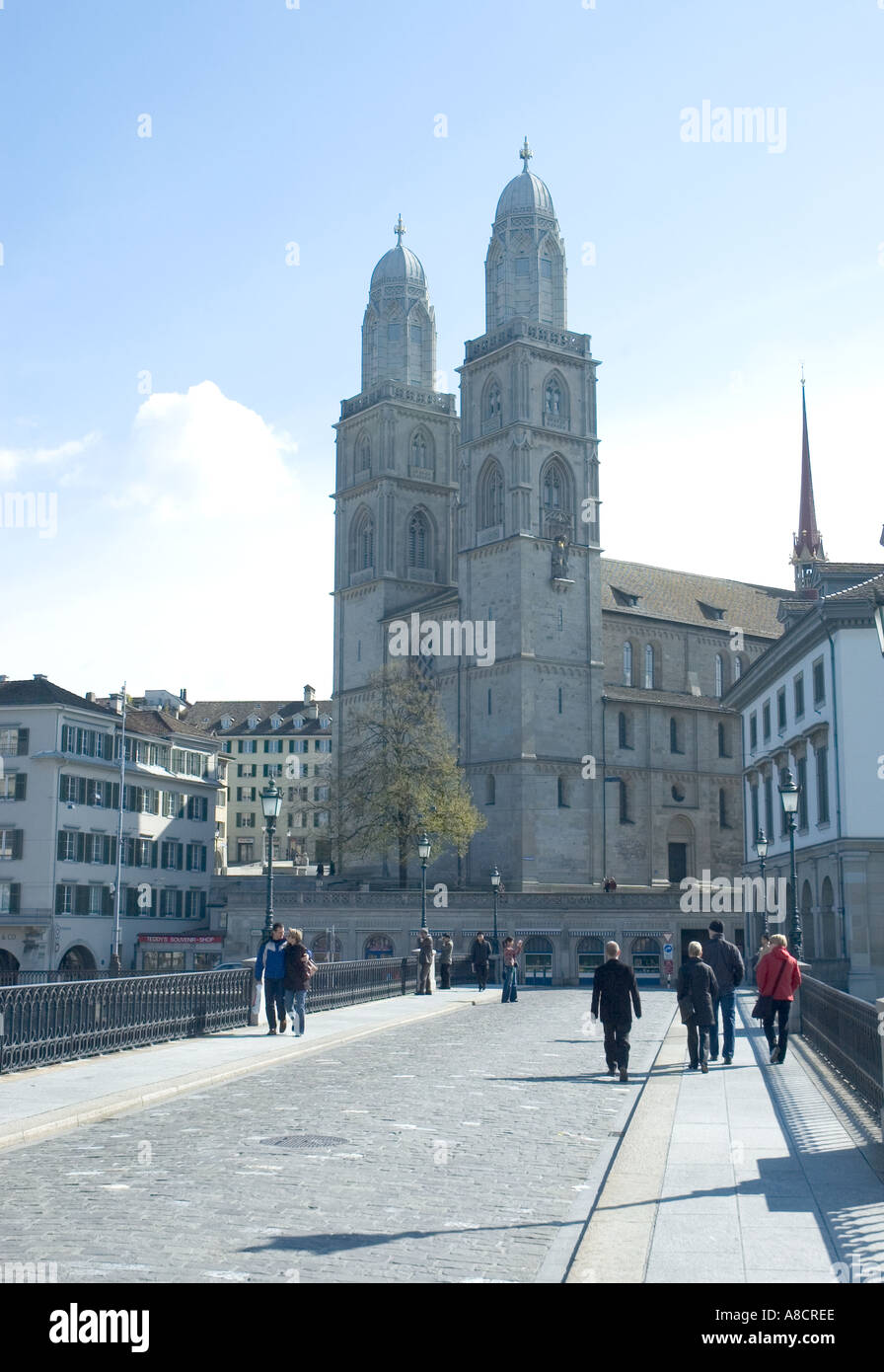 Nachschlagen im Grossmünster Kathedrale in der Stadt Zürich in der Schweiz Stockfoto